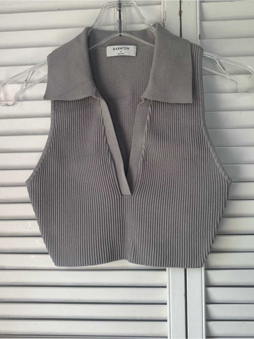 Babaton Aritzia Sculpt Knit Sleeveless Cropped Polo Top Size S - Picture 1 of 9
